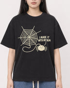 Mockup Boxy Heavyweight Tee Black female close-up 01