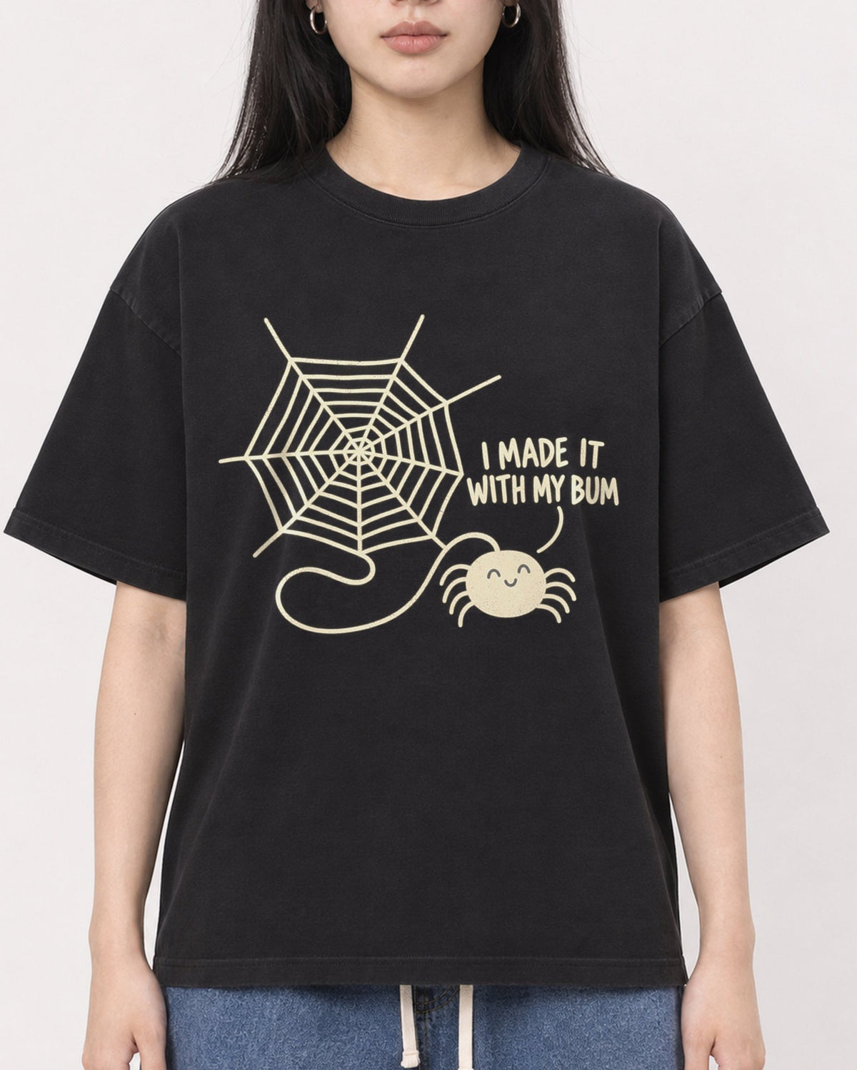 Mockup Boxy Heavyweight Tee Black female close-up 01