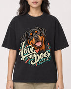 Mockup Boxy Heavyweight Tee Black female close-up 02