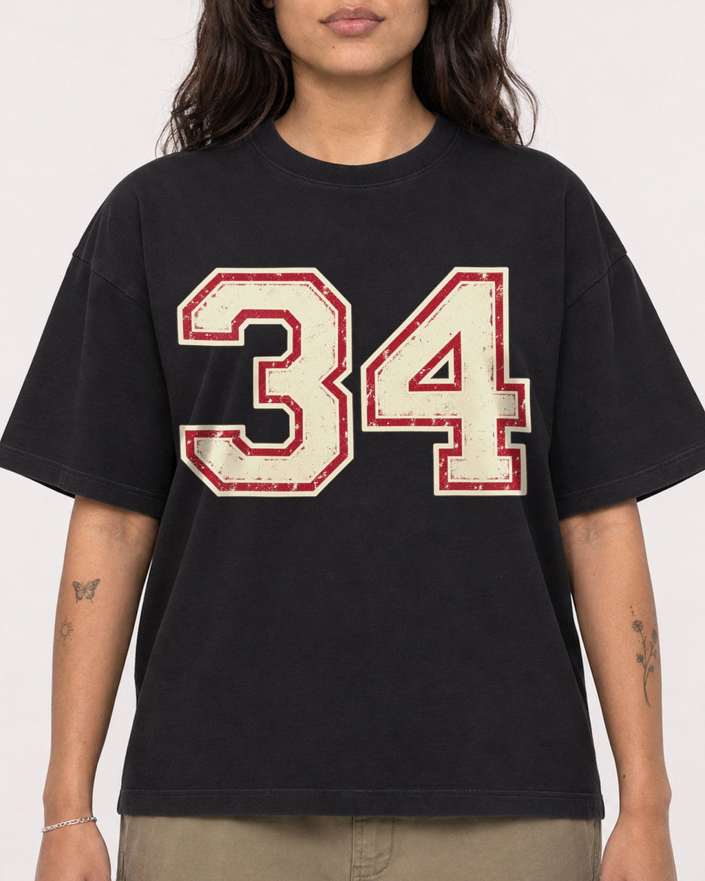 Mockup Boxy Heavyweight Tee Black female close-up 06