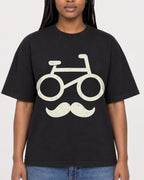 Mockup Boxy Heavyweight Tee Black female close-up 04
