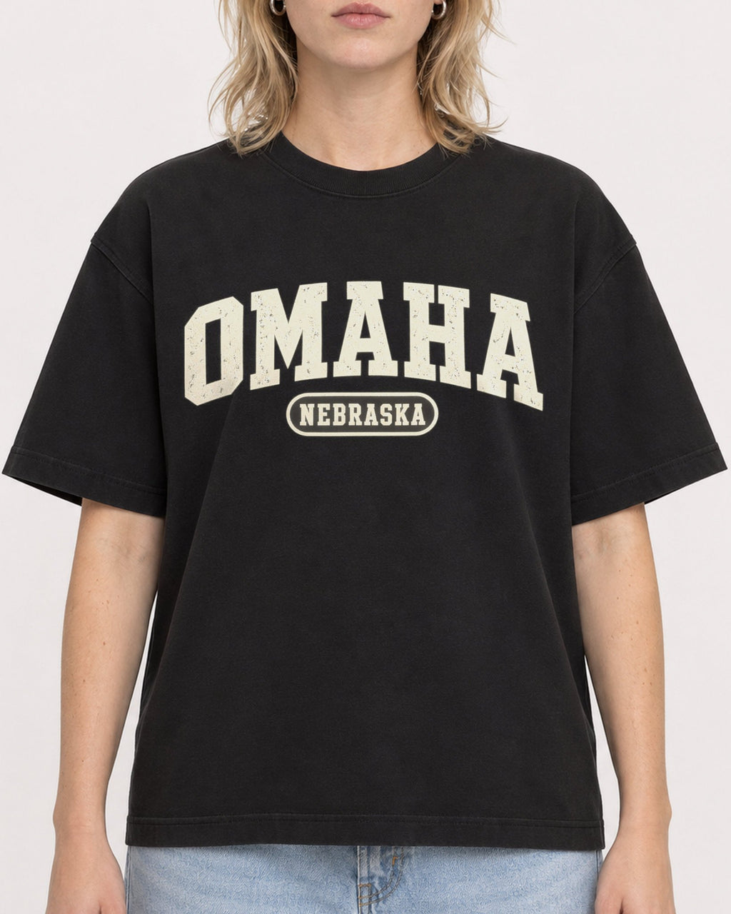 Mockup Boxy Heavyweight Tee Black female close-up 19