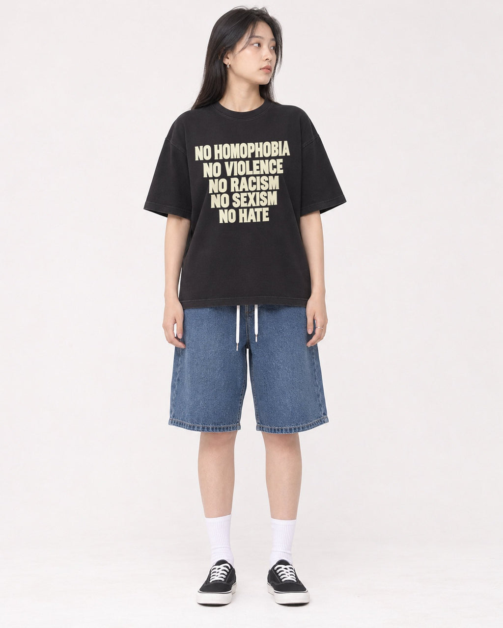 Mockup Boxy Heavyweight Tee Black female full-body 01