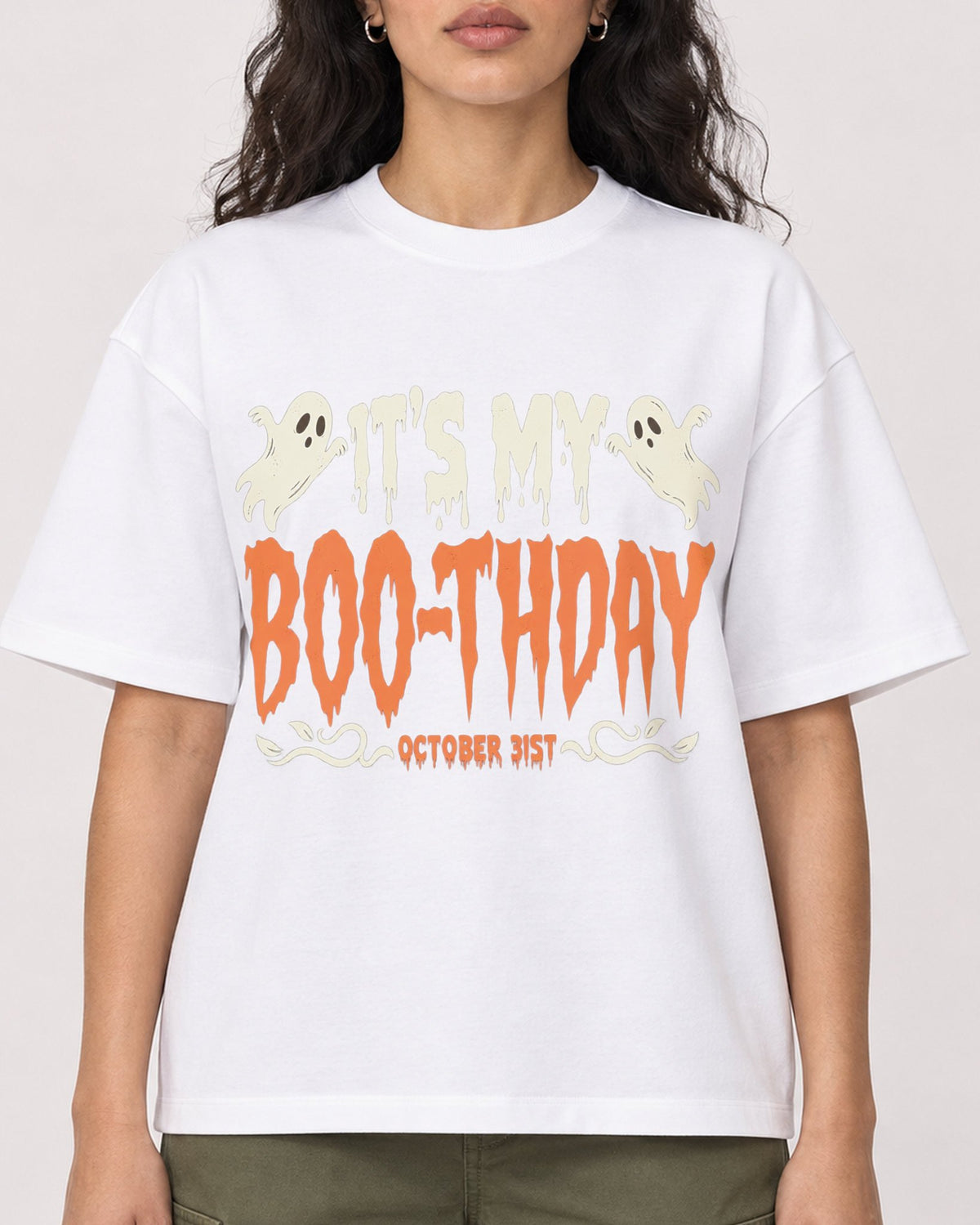 Mockup Boxy Heavyweight Tee White female close-up 07