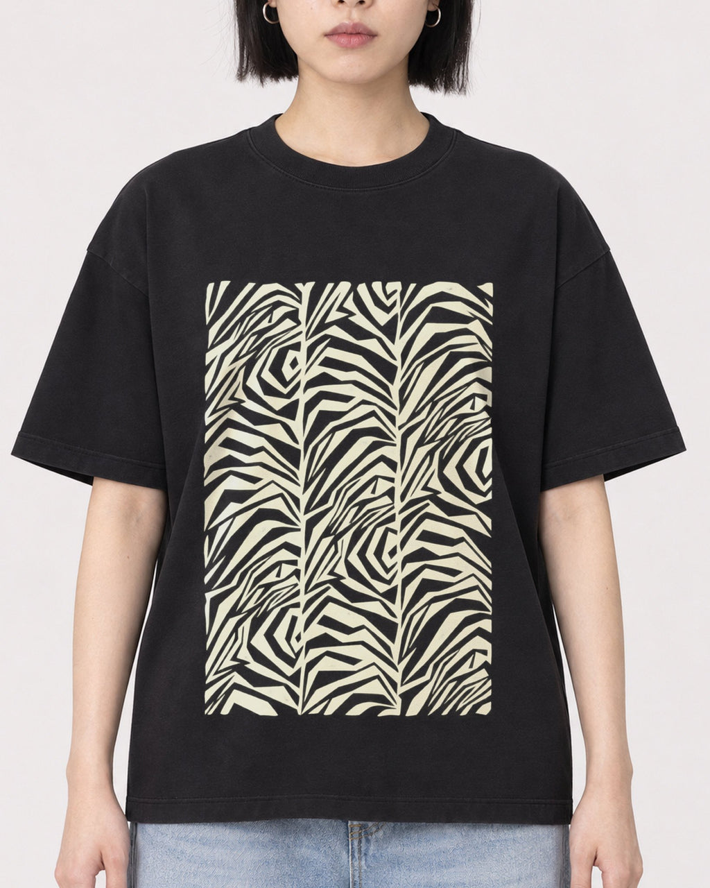 Mockup Boxy Heavyweight Tee Black female close-up 11