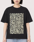 Mockup Boxy Heavyweight Tee Black female close-up 11
