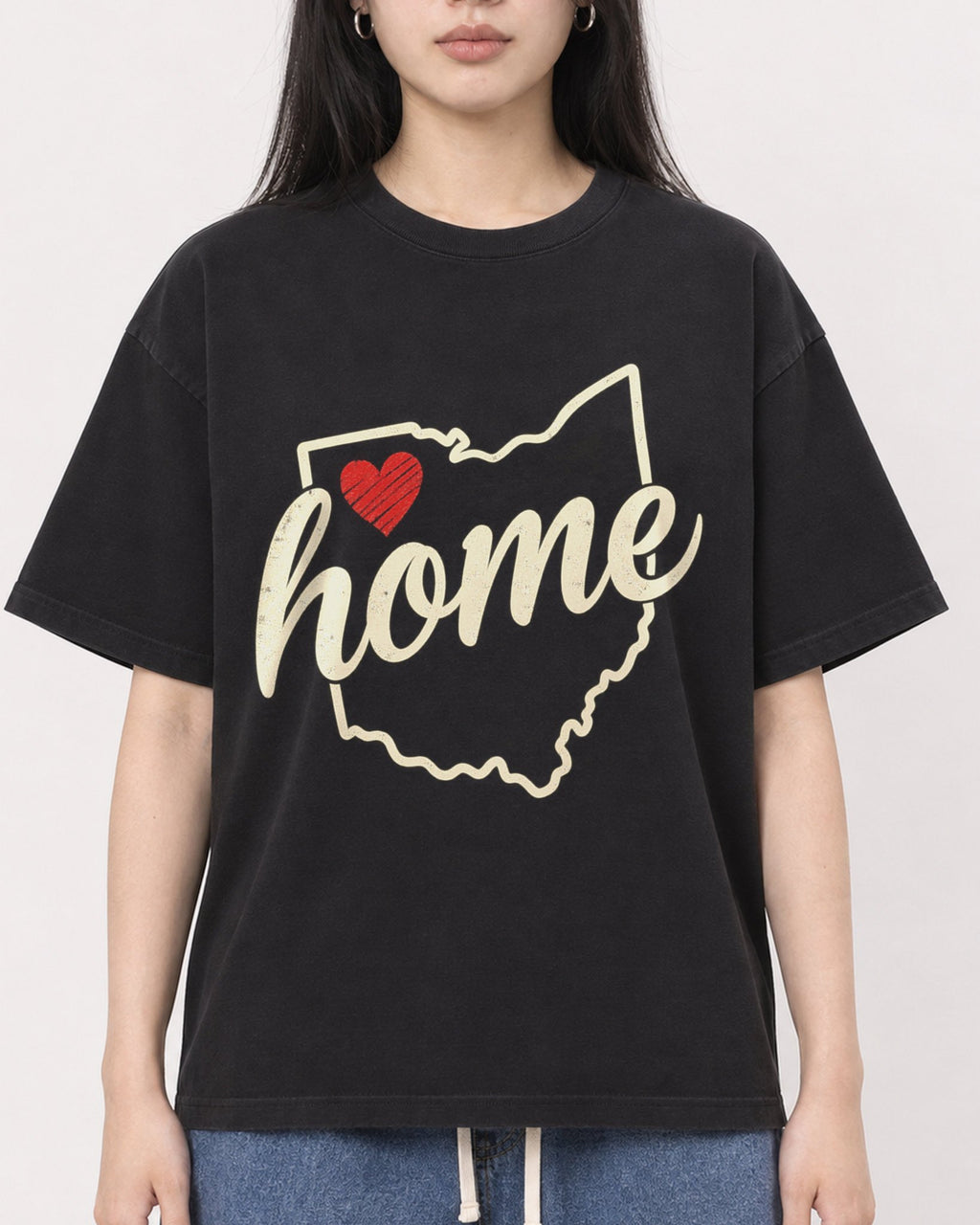 Mockup Boxy Heavyweight Tee Black female close-up 01