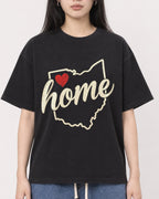 Mockup Boxy Heavyweight Tee Black female close-up 01
