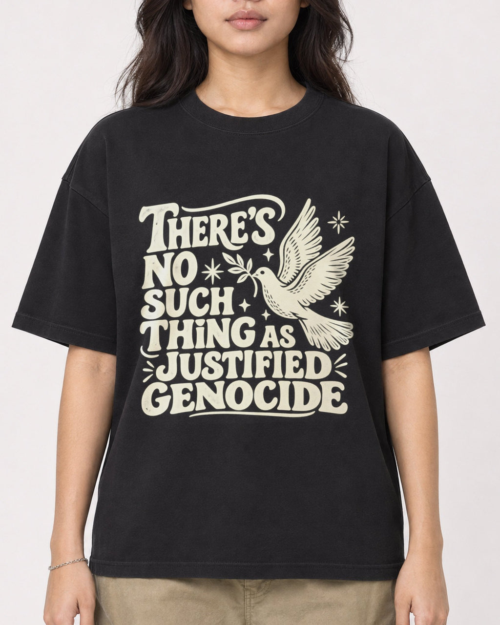 Mockup Boxy Heavyweight Tee Black female close-up 02