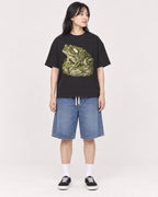 Mockup Boxy Heavyweight Tee Black female full-body 13