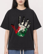 Mockup Boxy Heavyweight Tee Black female close-up 01