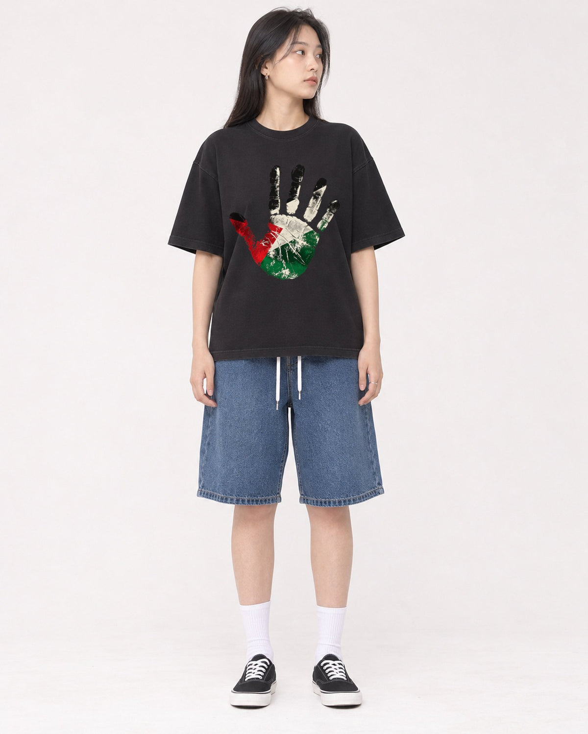 Mockup Boxy Heavyweight Tee Black female full-body 01