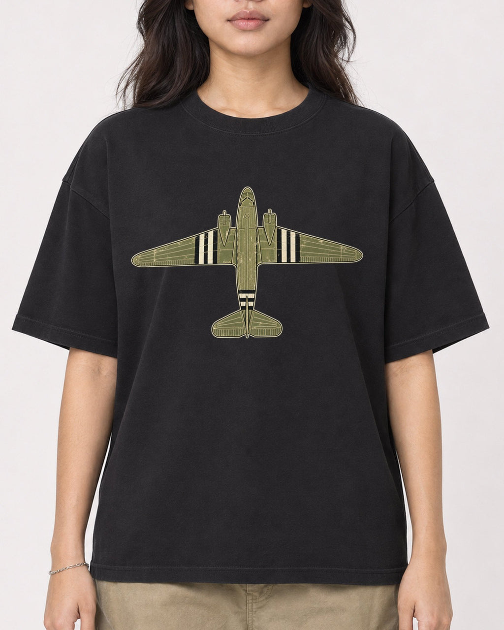 Mockup Boxy Heavyweight Tee Black female close-up 02