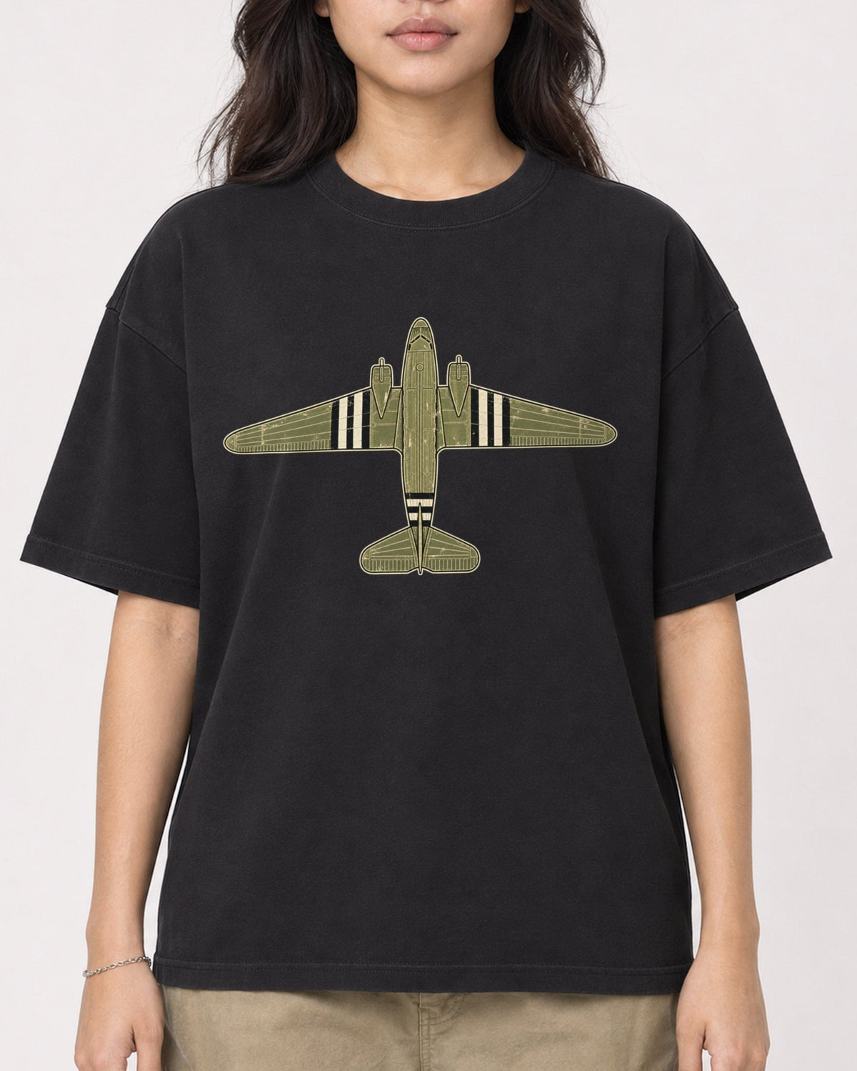 Mockup Boxy Heavyweight Tee Black female close-up 02
