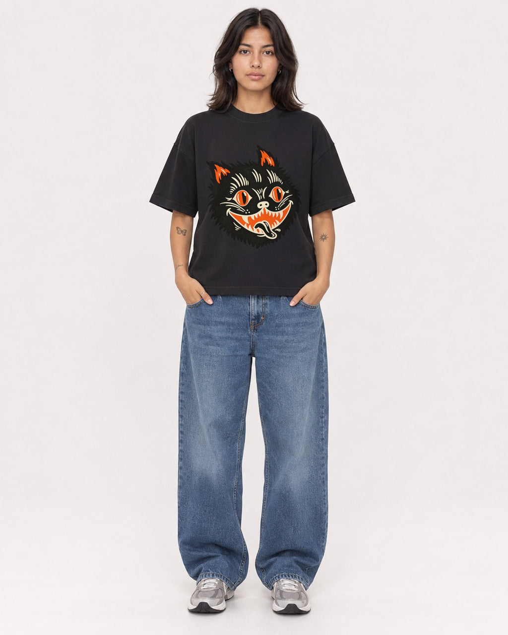 Mockup Boxy Heavyweight Tee Black female full-body 36