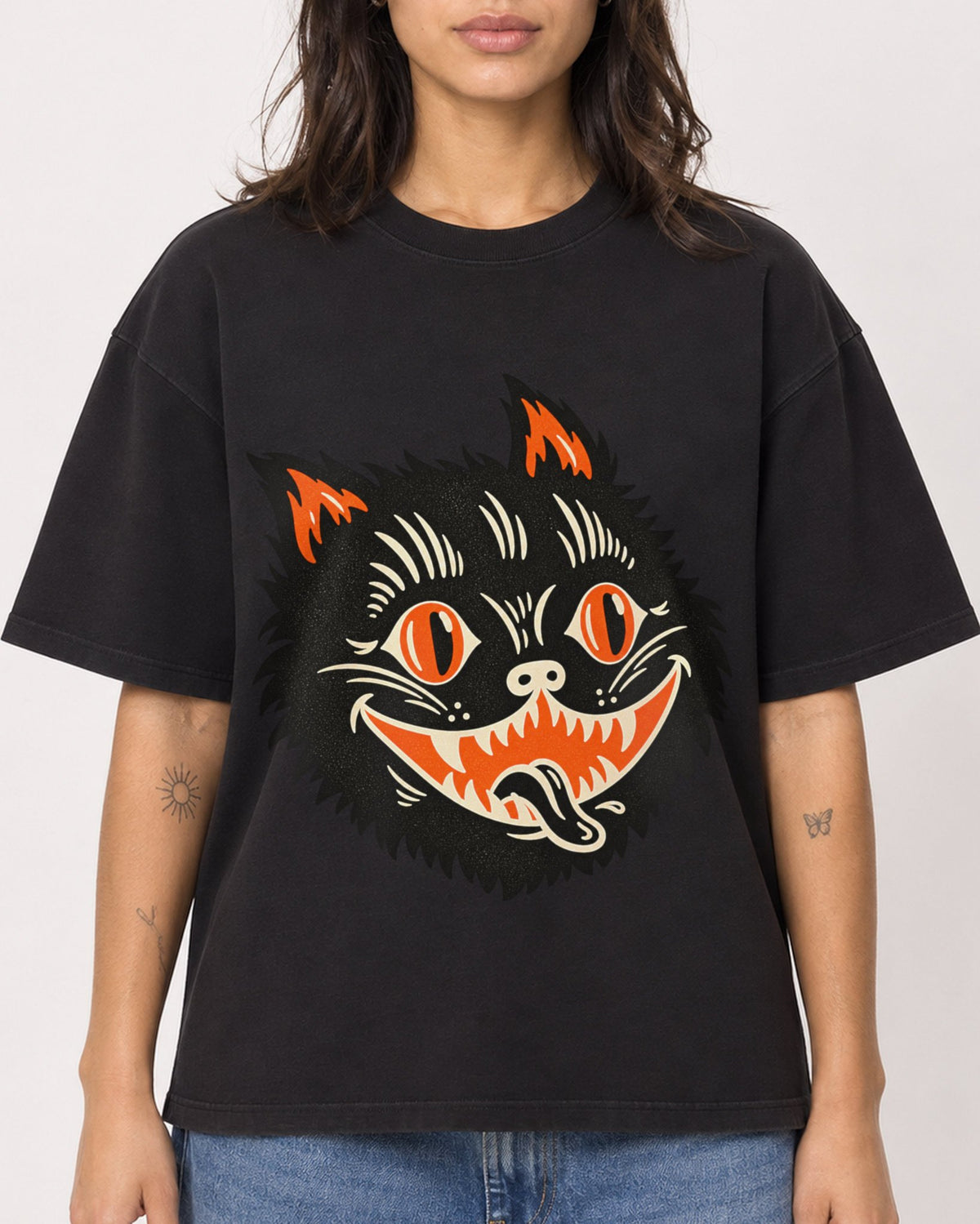 Mockup Boxy Heavyweight Tee Black female close-up 36
