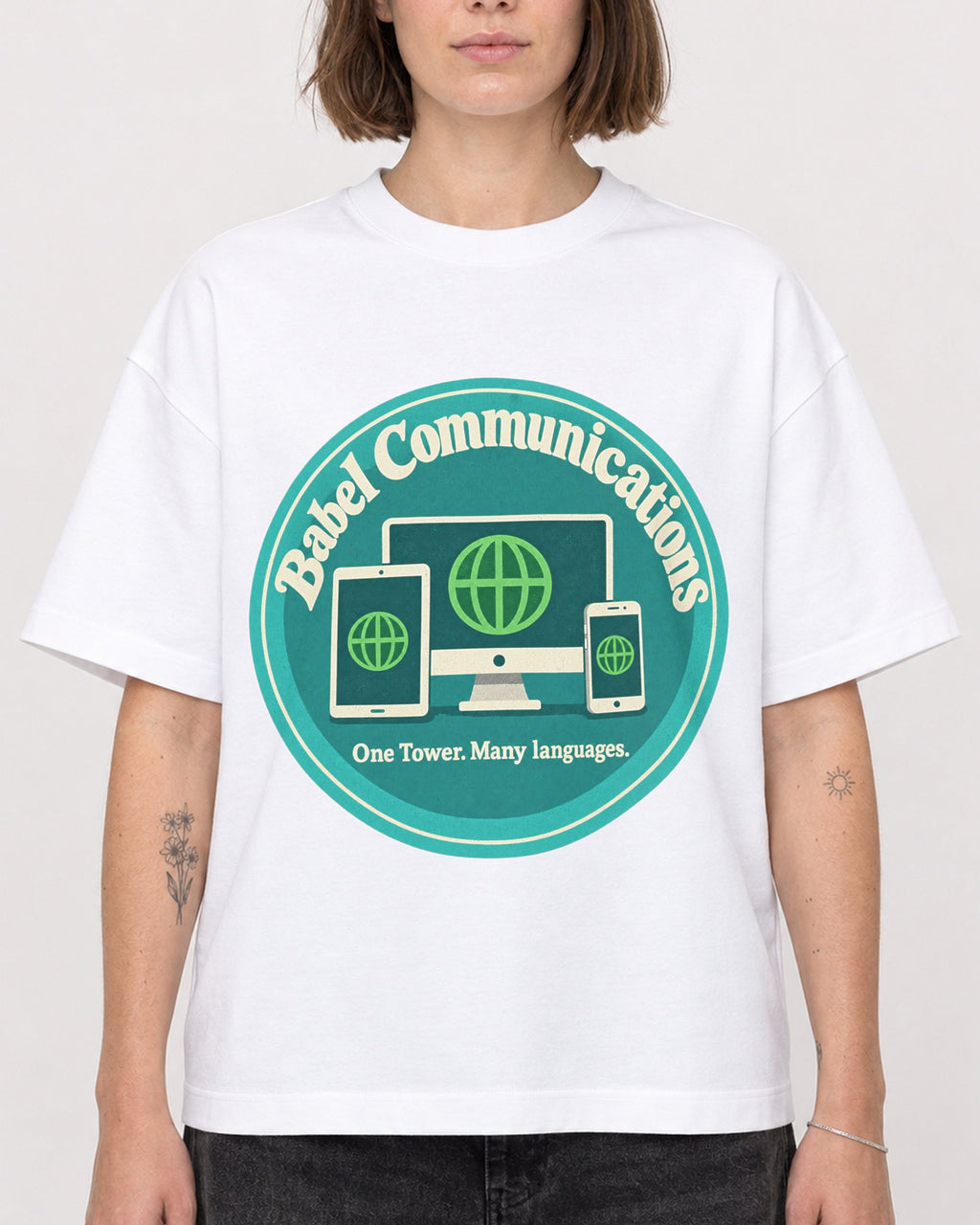 Mockup Boxy Heavyweight Tee White female close-up 18