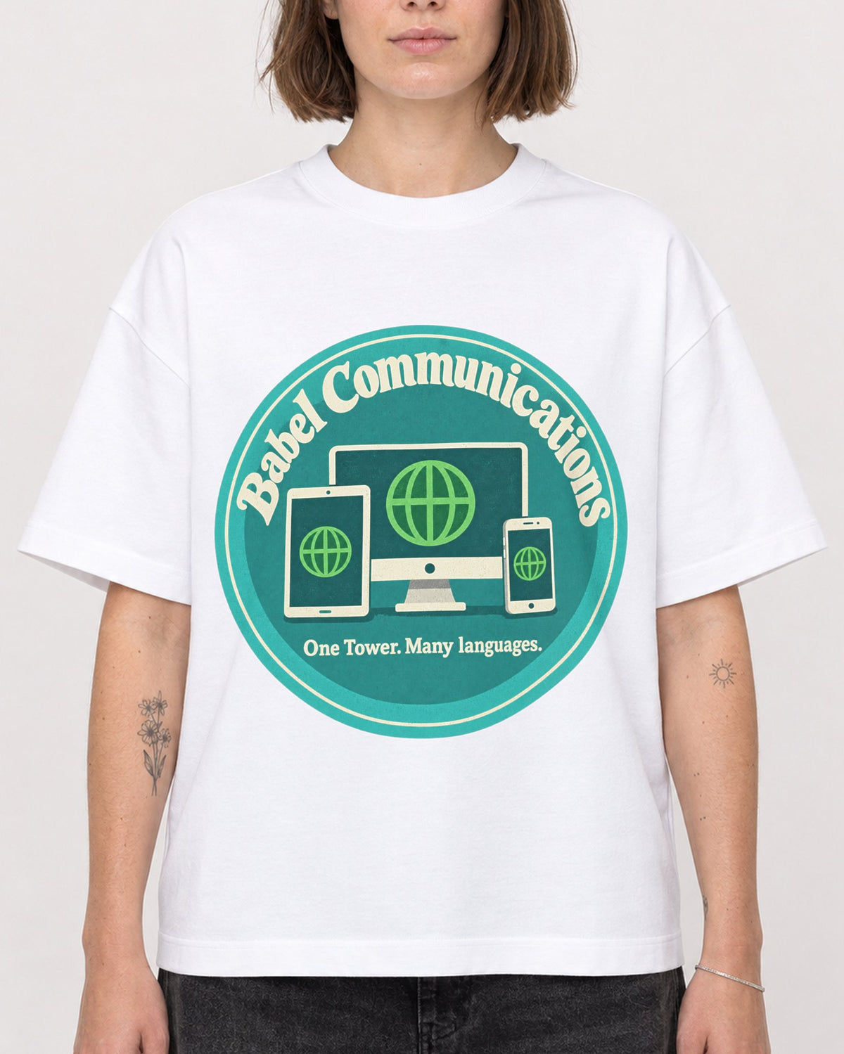 Mockup Boxy Heavyweight Tee White female close-up 18