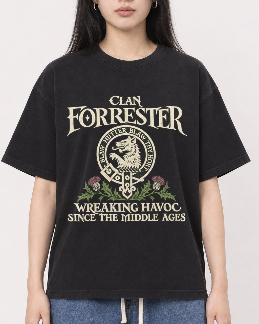 Mockup Boxy Heavyweight Tee Black female close-up 01