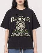 Mockup Boxy Heavyweight Tee Black female close-up 01