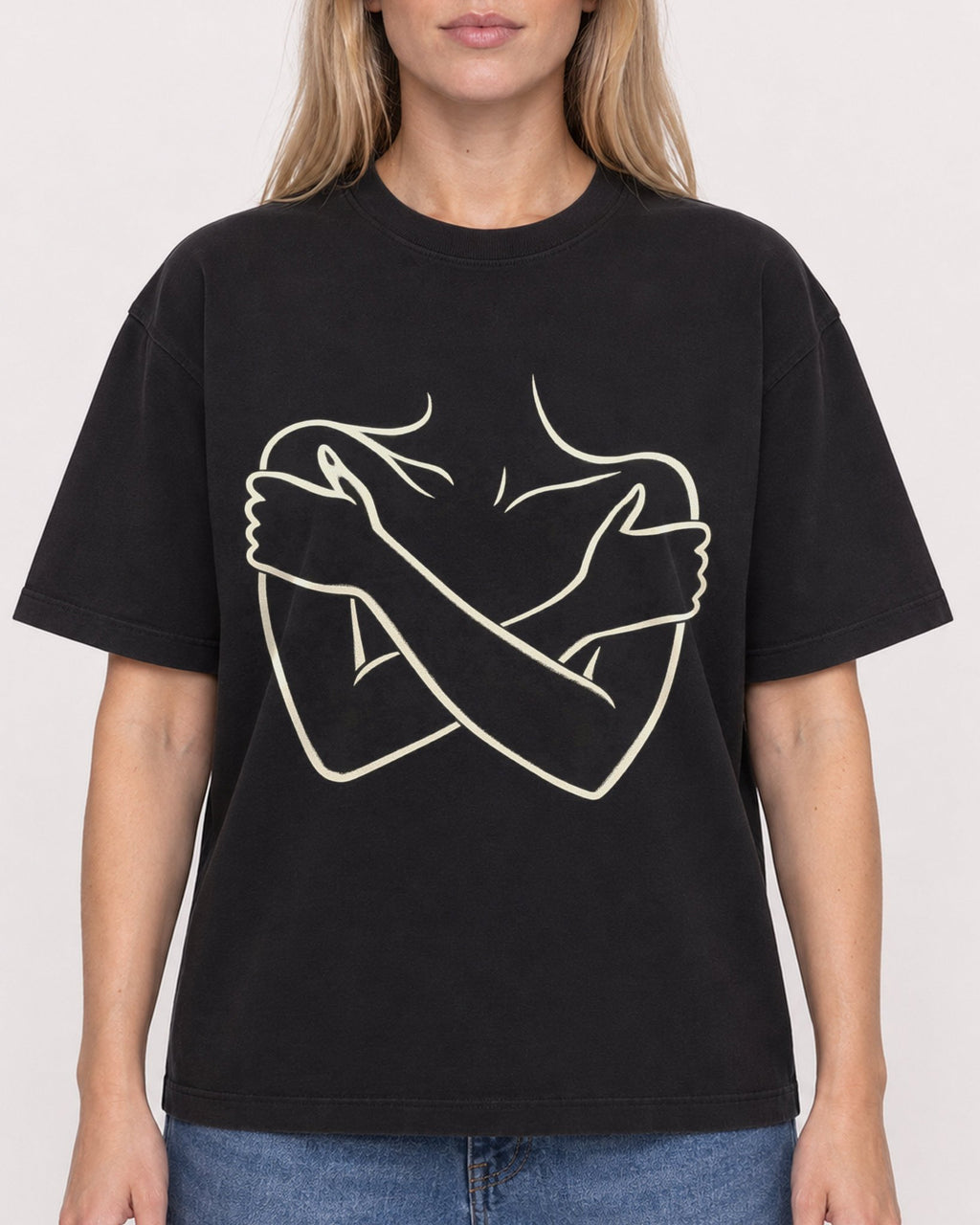 Mockup Boxy Heavyweight Tee Black female close-up 08