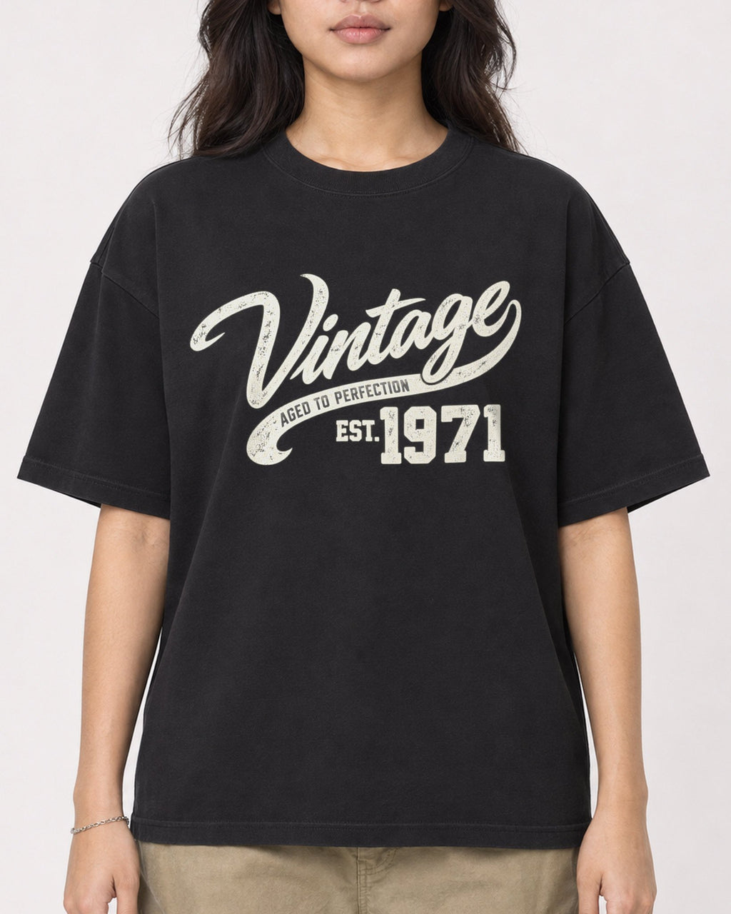 Mockup Boxy Heavyweight Tee Black female close-up 02