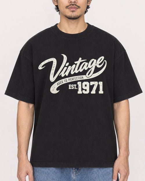 Mockup Boxy Heavyweight Tee Black male close-up 02