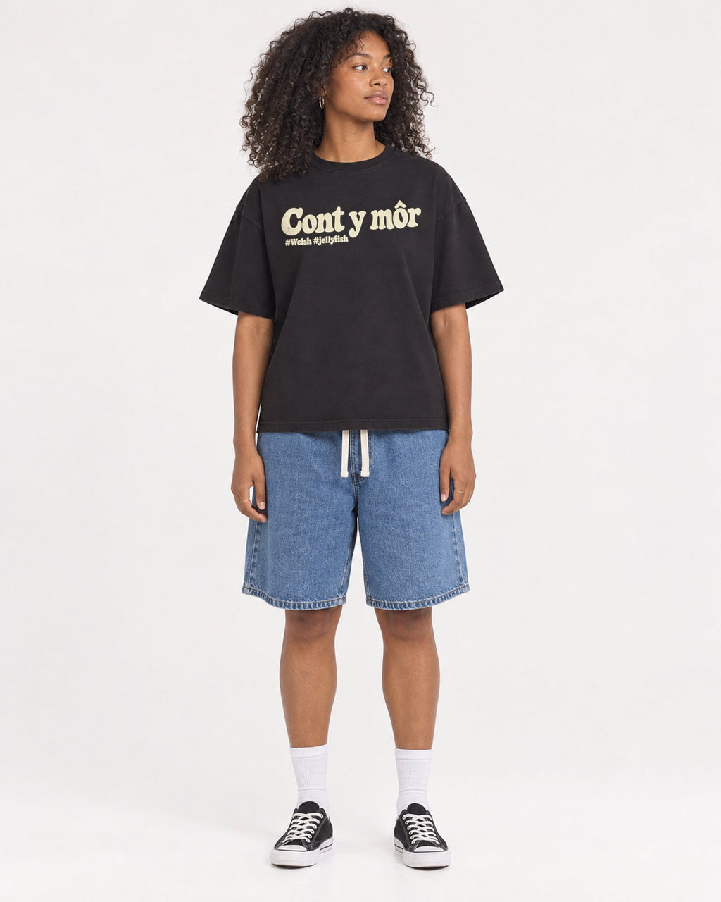 Mockup Boxy Heavyweight Tee Black female full-body 05