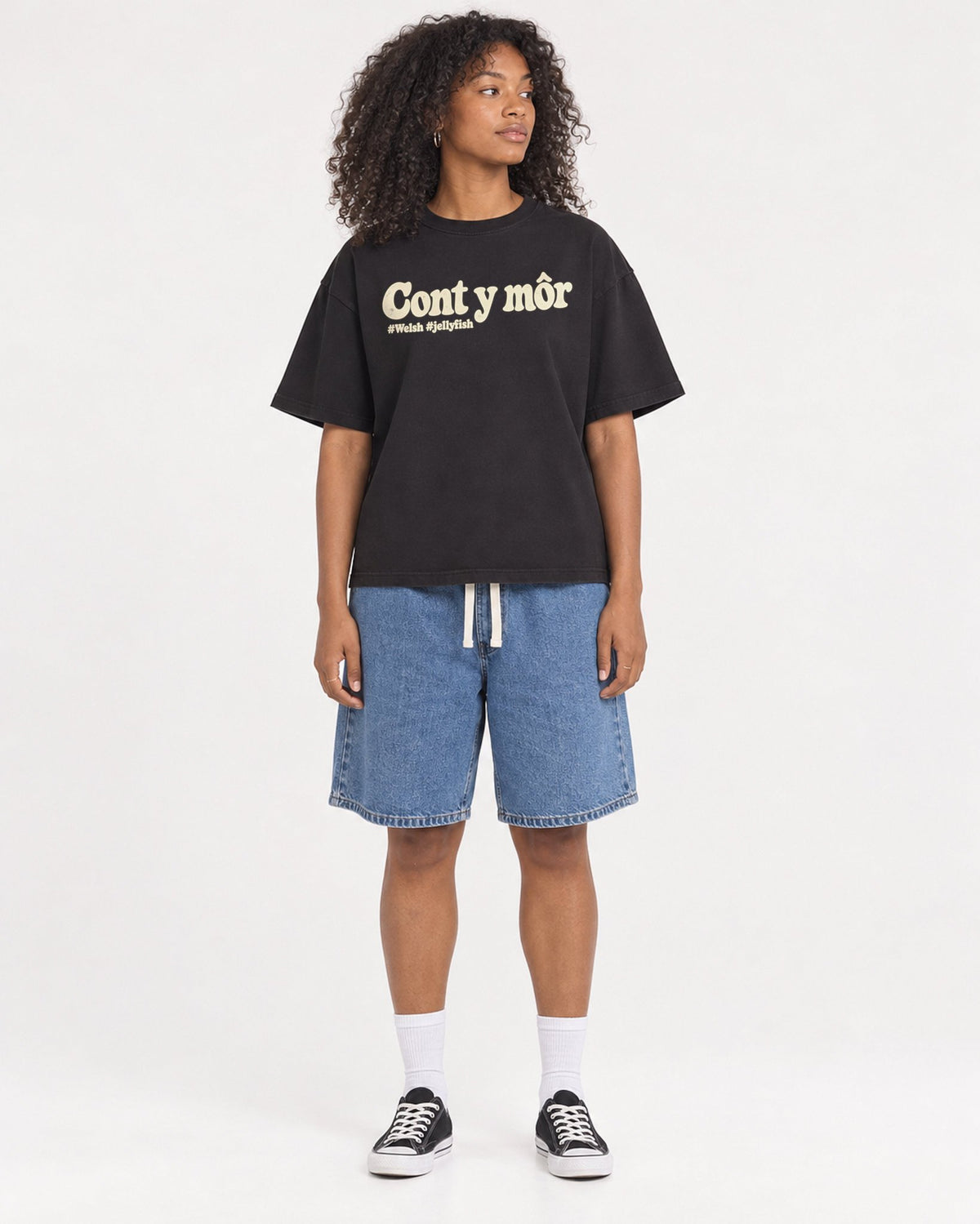 Mockup Boxy Heavyweight Tee Black female full-body 05
