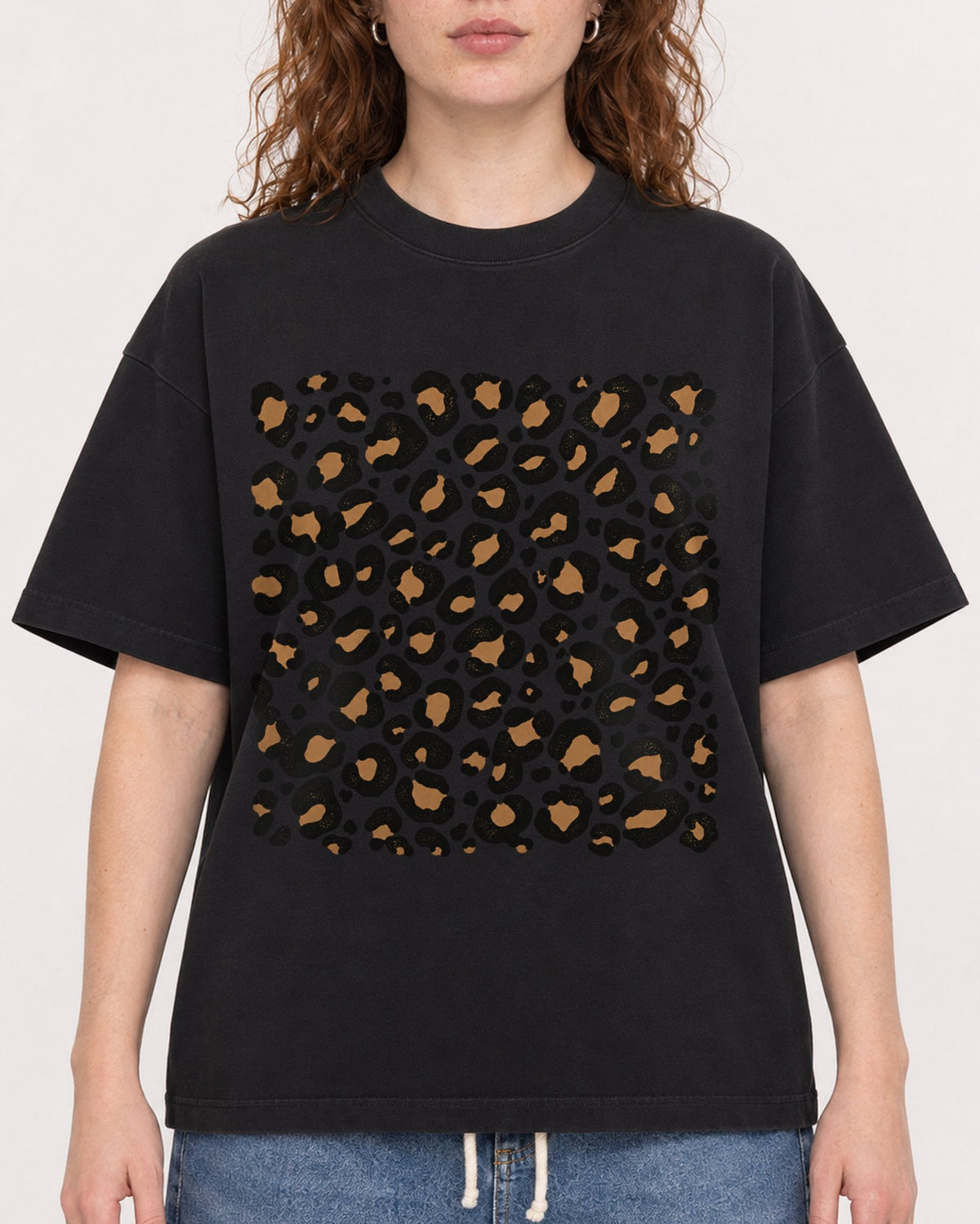 Mockup Boxy Heavyweight Tee Black female close-up 09