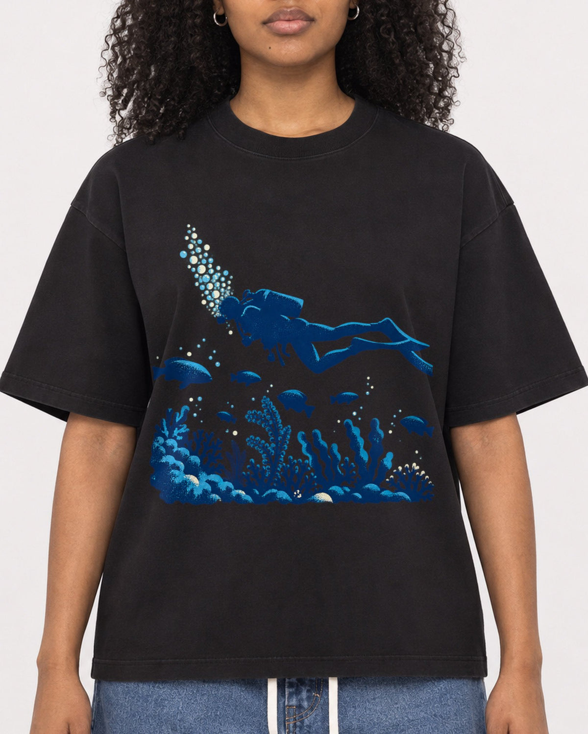 Mockup Boxy Heavyweight Tee Black female close-up 05