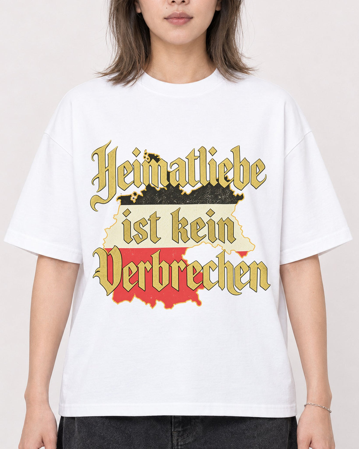 Mockup Boxy Heavyweight Tee White female close-up 33