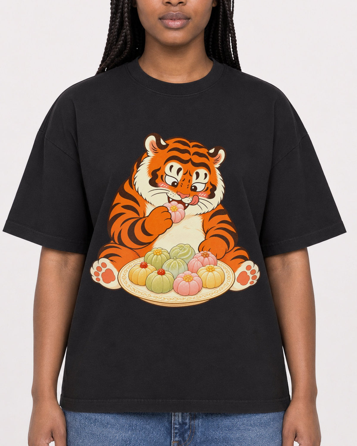 Mockup Boxy Heavyweight Tee Black female close-up 04
