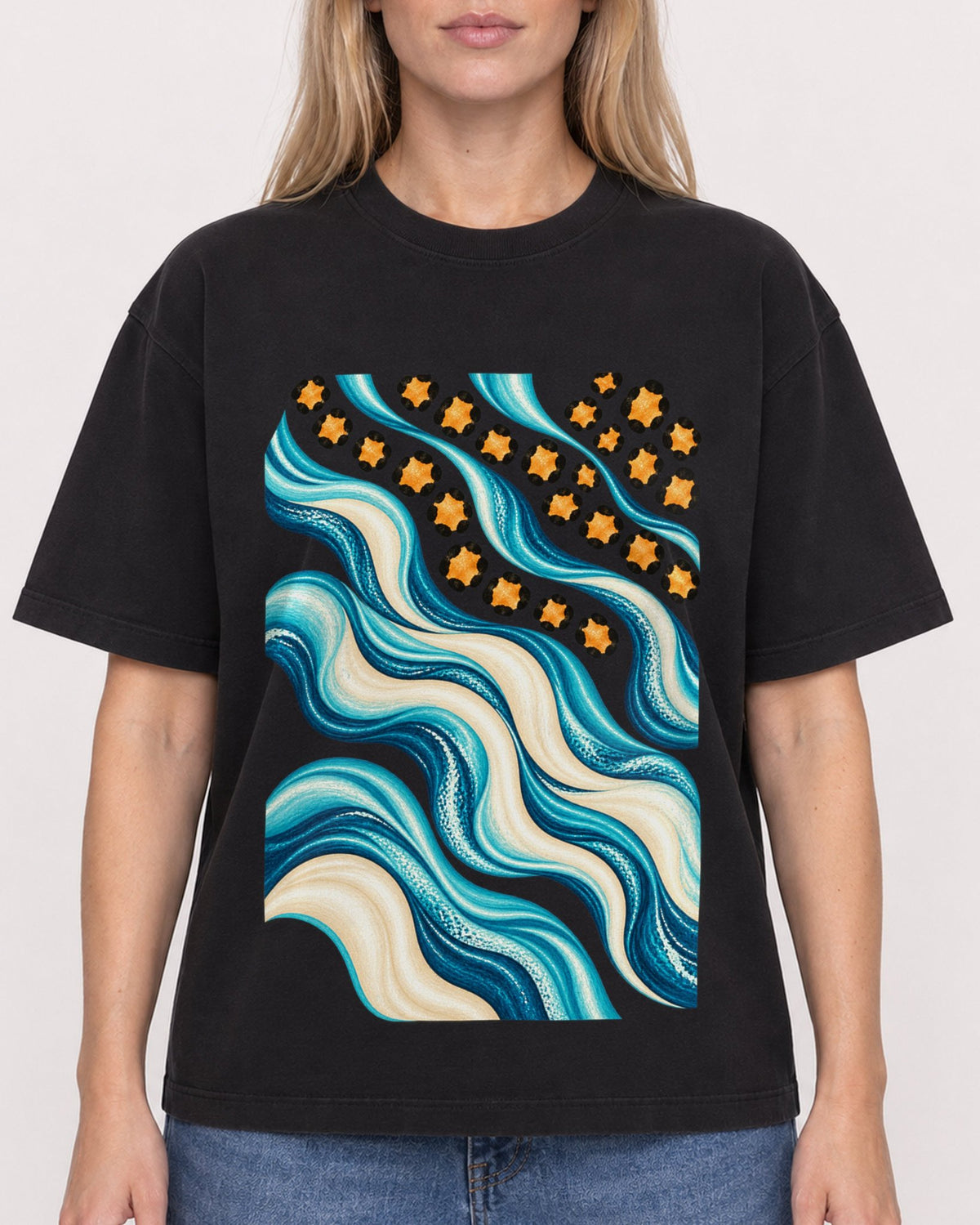 Mockup Boxy Heavyweight Tee Black female close-up 08