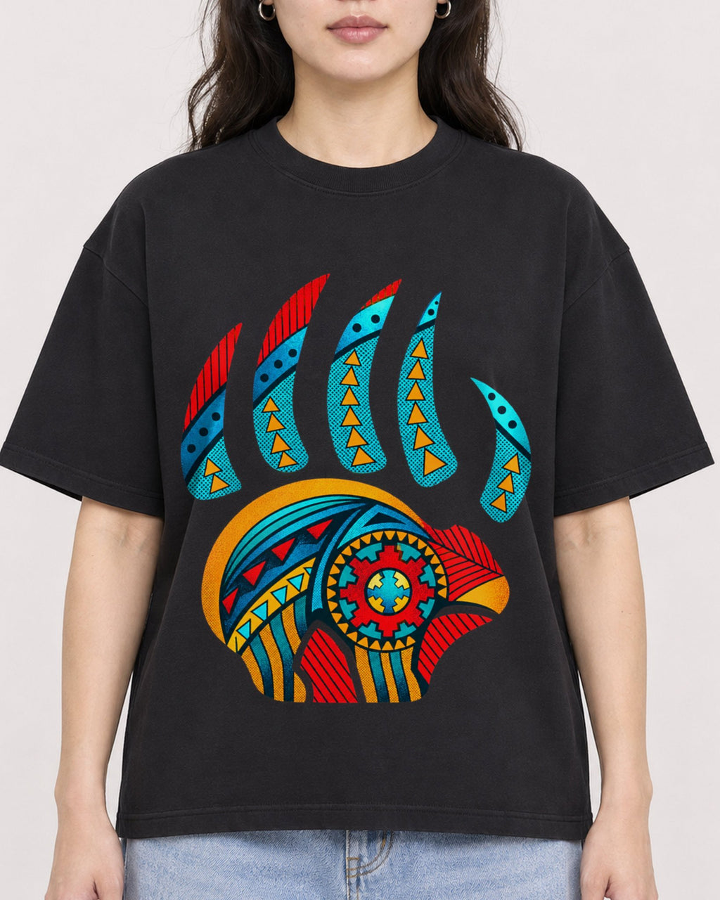 Mockup Boxy Heavyweight Tee Black female close-up 03
