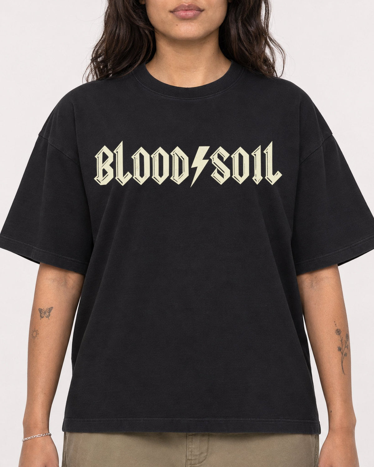 Mockup Boxy Heavyweight Tee Black female close-up 06