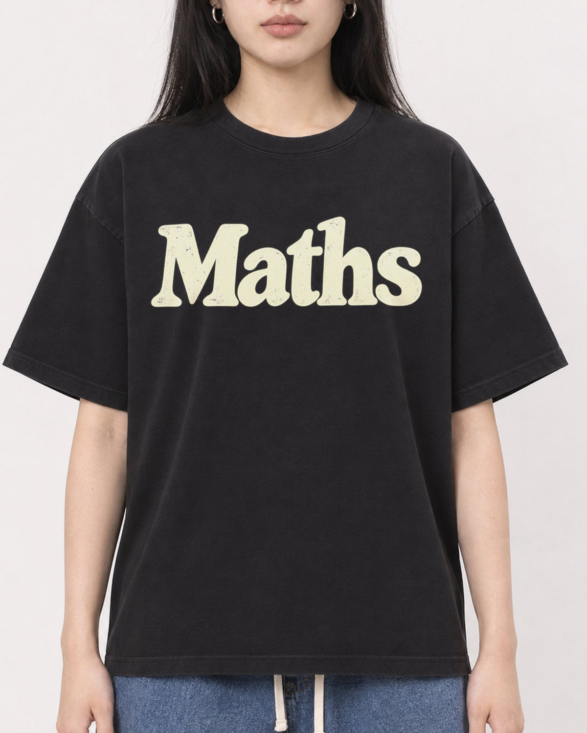 Mockup Boxy Heavyweight Tee Black female close-up 01