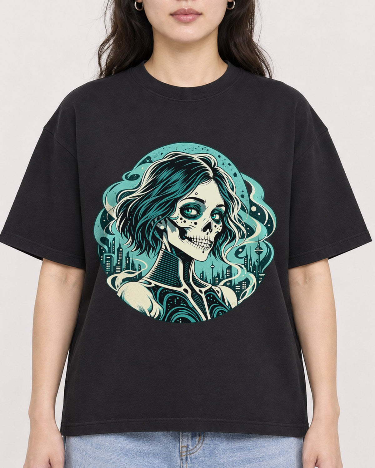 Mockup Boxy Heavyweight Tee Black female close-up 03