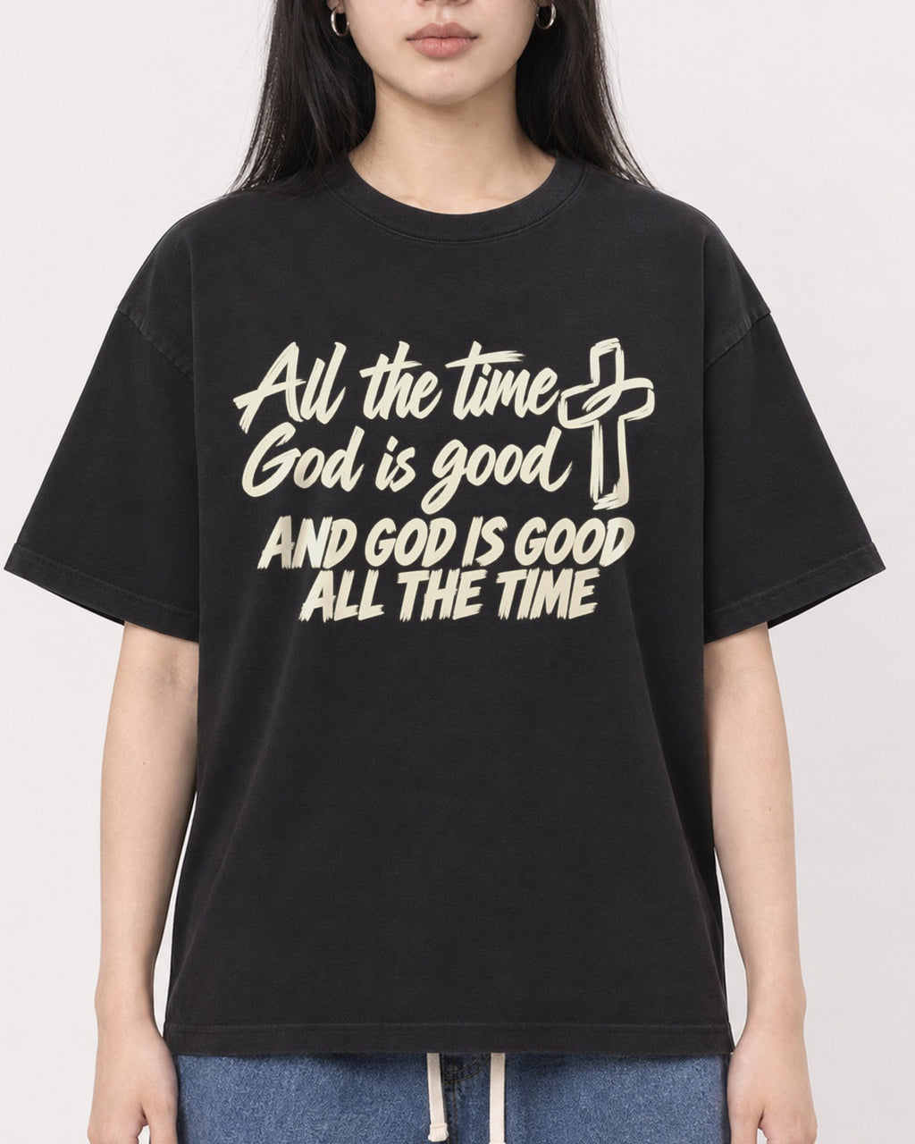 Mockup Boxy Heavyweight Tee Black female close-up 01