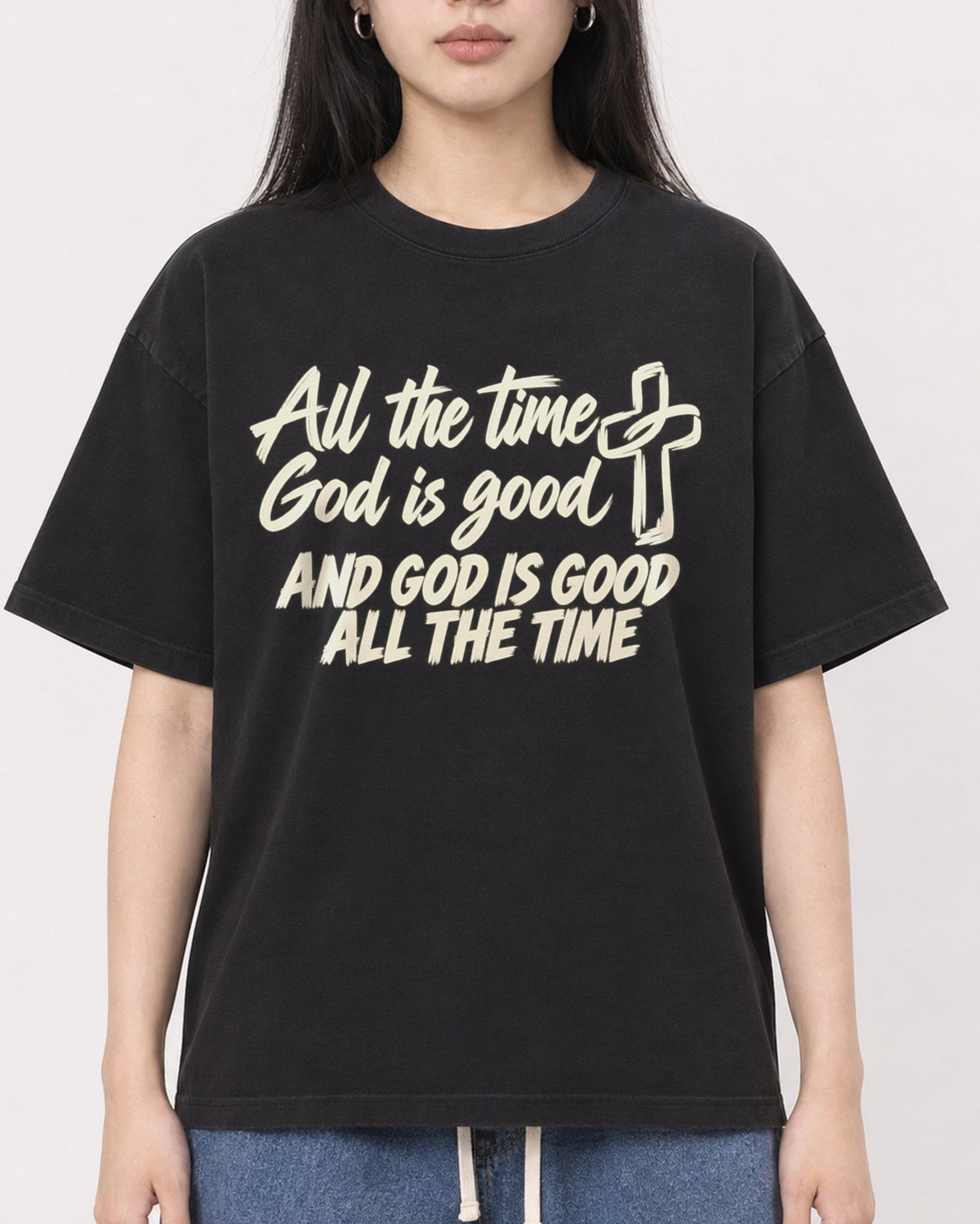 Mockup Boxy Heavyweight Tee Black female close-up 01