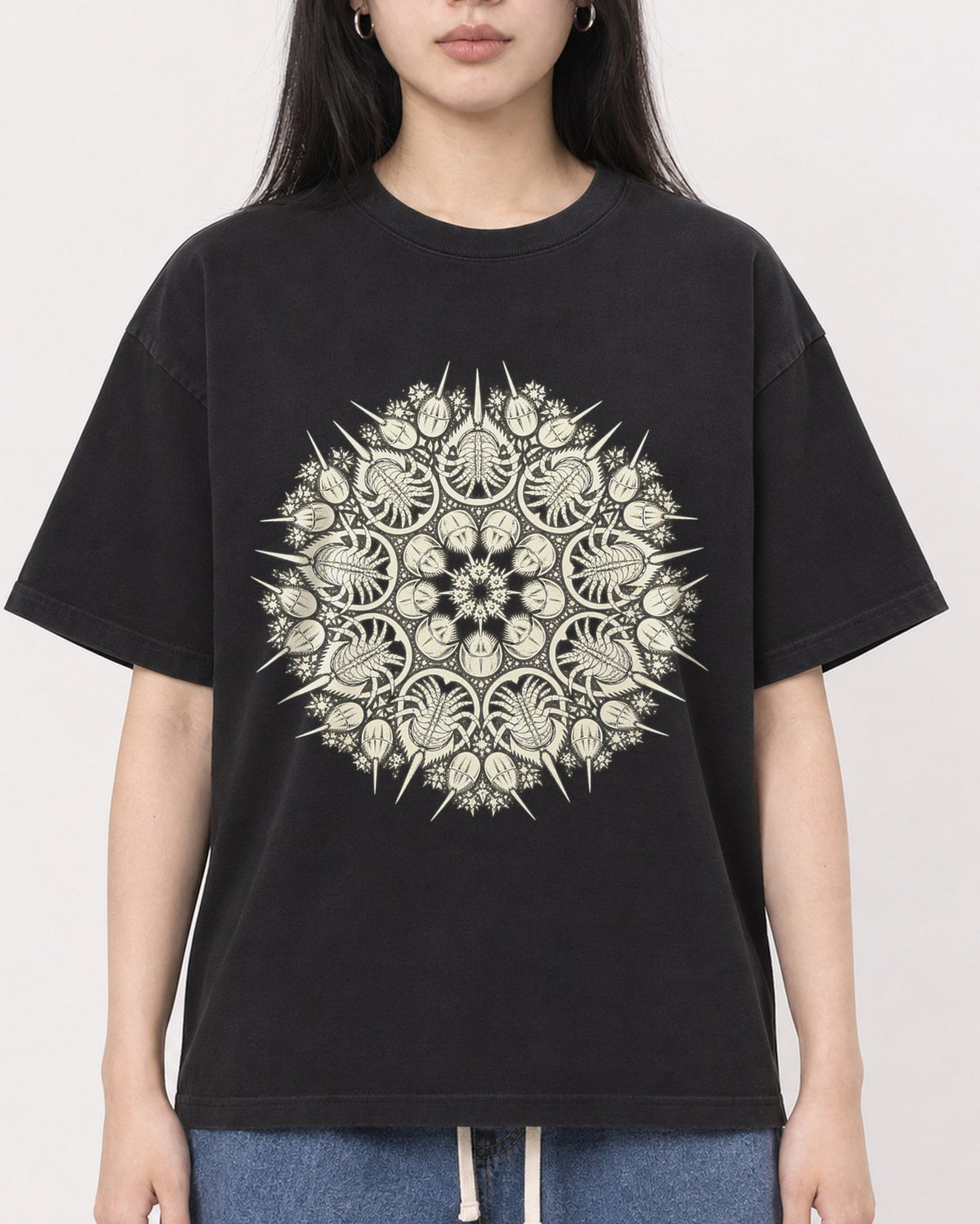 Mockup Boxy Heavyweight Tee Black female close-up 01