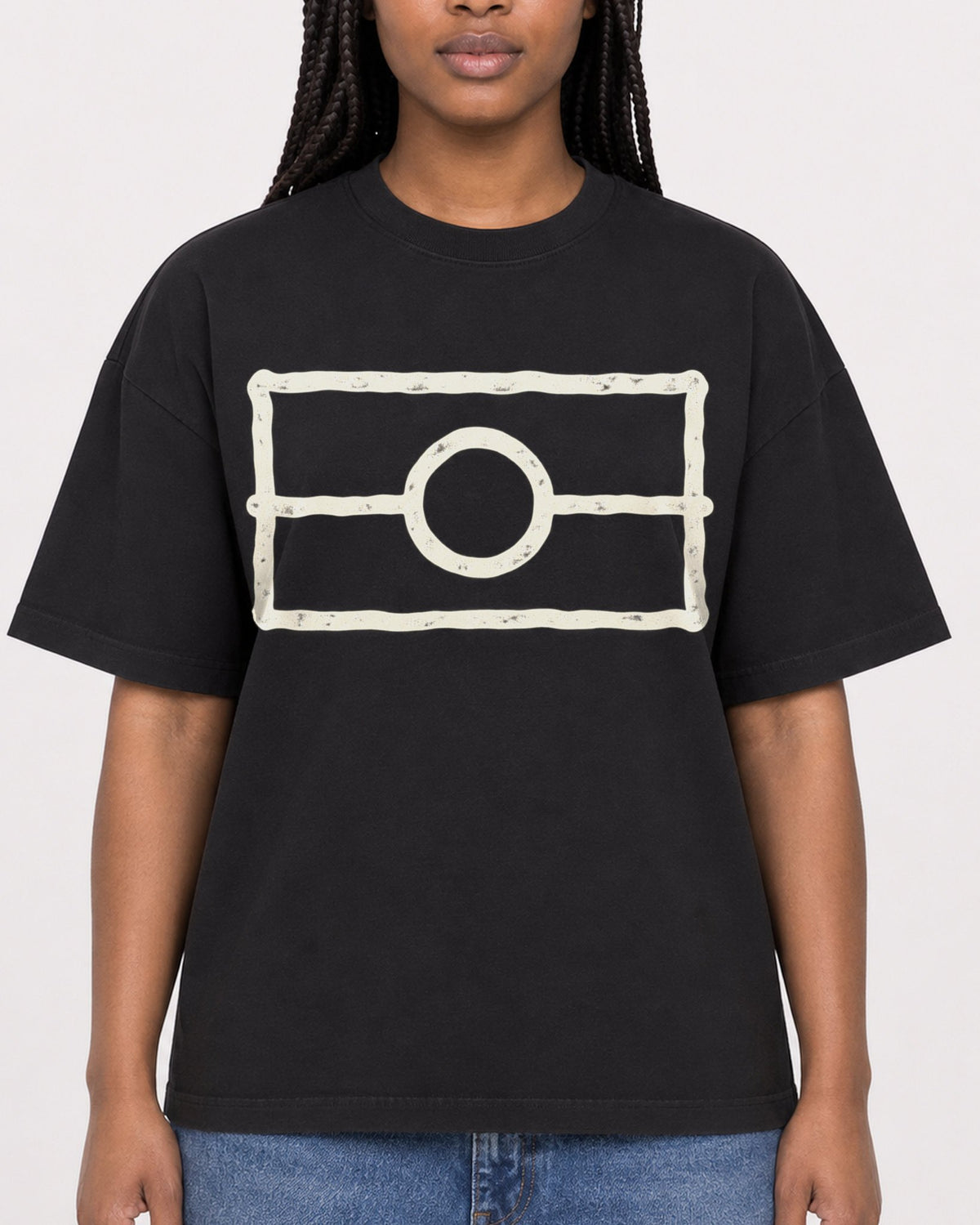 Mockup Boxy Heavyweight Tee Black female close-up 04