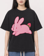 Mockup Boxy Heavyweight Tee Black female close-up 01