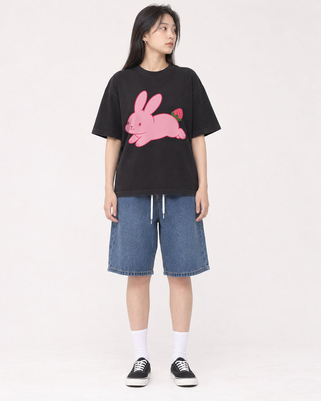 Mockup Boxy Heavyweight Tee Black female full-body 01