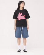Mockup Boxy Heavyweight Tee Black female full-body 01