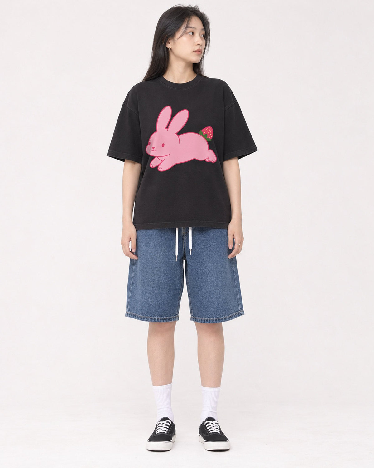 Mockup Boxy Heavyweight Tee Black female full-body 01