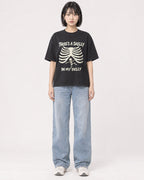 Mockup Boxy Heavyweight Tee Black female full-body 11