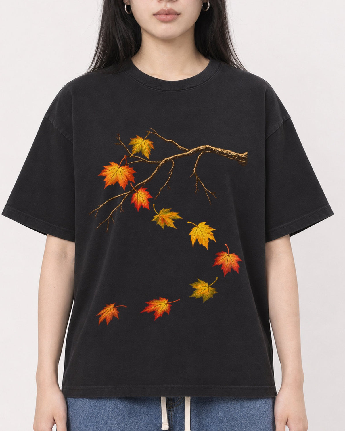 Mockup Boxy Heavyweight Tee Black female close-up 01