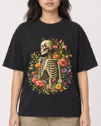 Mockup Boxy Heavyweight Tee Black female close-up 02