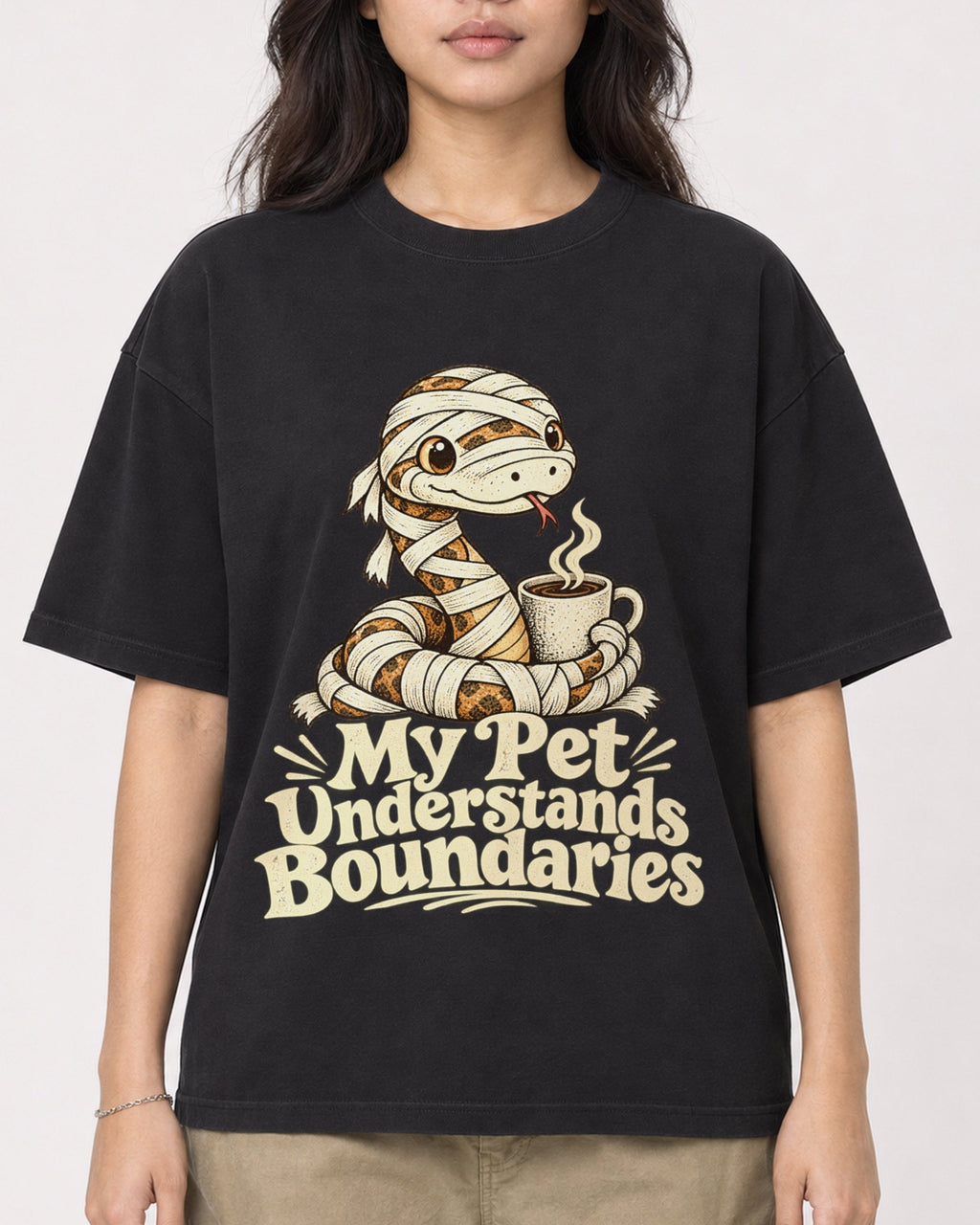 Mockup Boxy Heavyweight Tee Black female close-up 02
